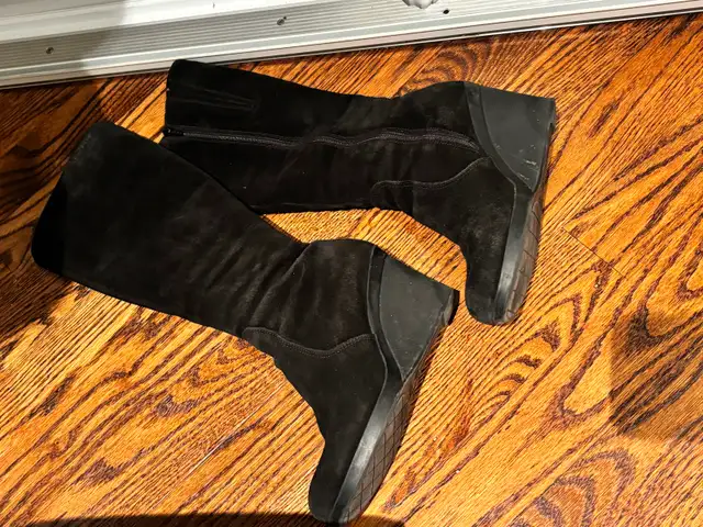 Wedge suede WATERPROOF boots in Women's - Shoes in City of Toronto - Image 4