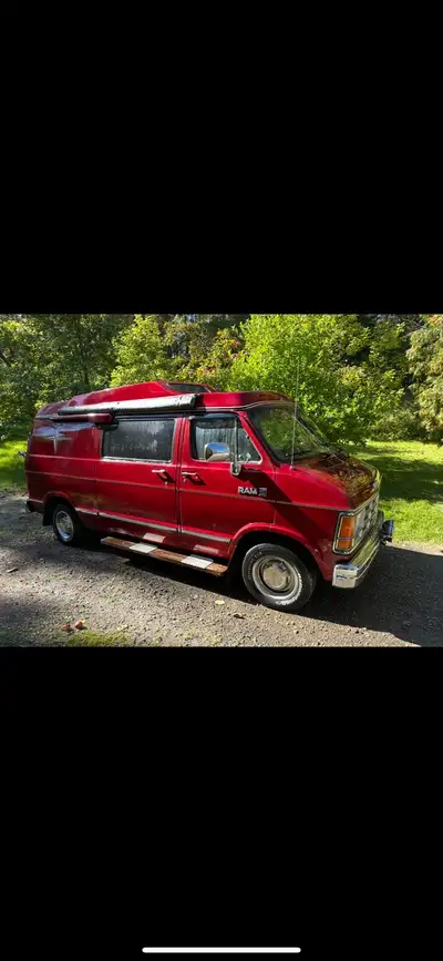 138000 km Moteur 3,9L Très propre Peut faire un grand lit ou 2 divan Vient avec toile Vient avec toi...
