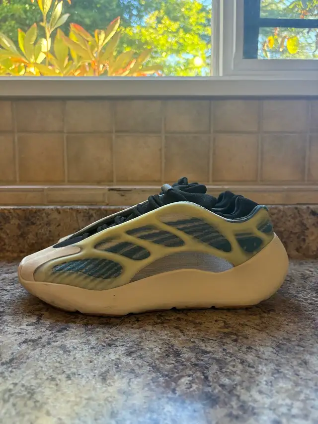 Yeezy 700 Kyanite in Men's Shoes in Nanaimo - Image 4