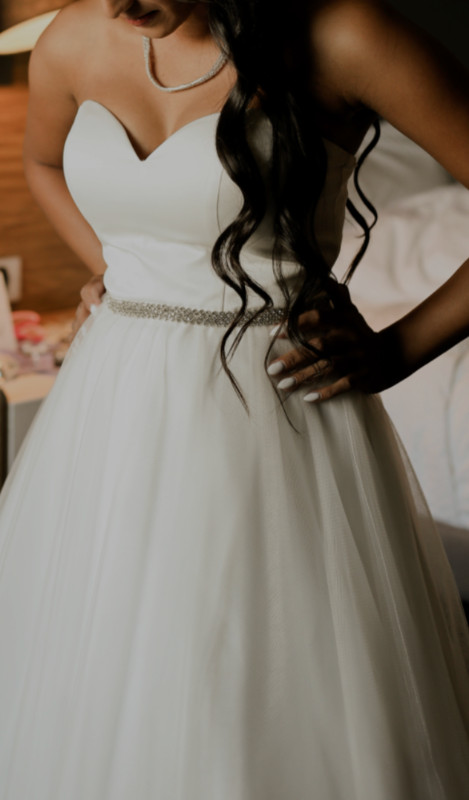 A-Line Wedding Dress Size 4 (Street Size 0/2) in Wedding in Hamilton