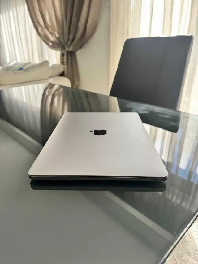 (2022)-Touch Bar-Excellent Condition in Laptops in City of Montréal - Image 5