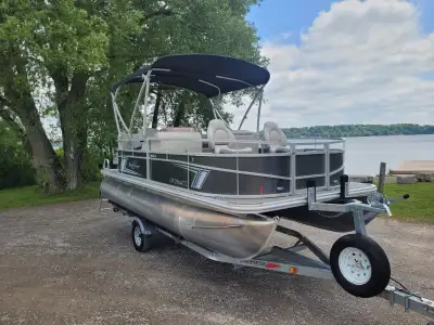 Selling; Pontoon 18 Fish Sunchaser 2022 -60hp Suzuki 4-stroke-Turn key, runs amazing, tuned up and p...