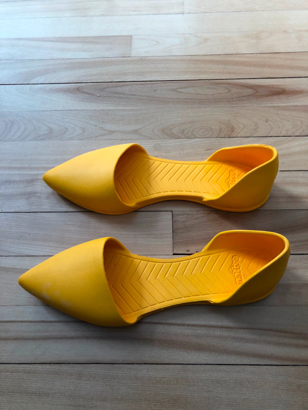 Native Yellow Women's Audrey Shoe Size 9 in Women's - Shoes in Dartmouth - Image 2