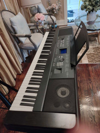 DGX 650 Yamaha, piano, music sheet stand and pedal included