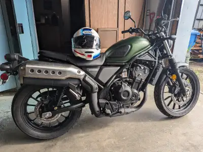 Im selling my 2030 Honda Scrambler. The bike has been professionally lowered by 30mm and can easily...