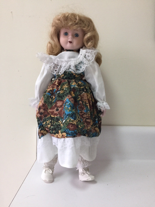 poupée en porcelaine 15 pc de haut dans Art et objets de collection  à Drummondville