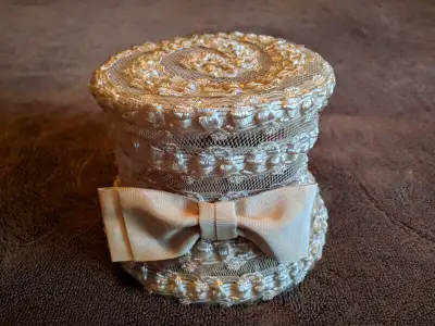 Chapeau vintage authentique années 50-60. - Couleur crème - En excellente condition - Prix : 30$