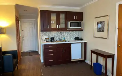 The Annapolis Royal Inn & Suites is located at 3924 Highway 1 in Annapolis Royal. We have a kitchene...