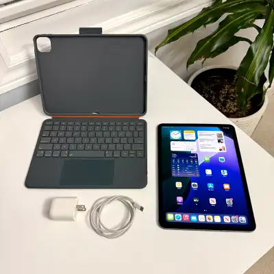 Selling IPad Pro 11", 1TB Storage with Wifi + Cellular in beautiful Space Grey Colour. IPad is in Ex...
