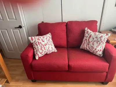 Causeuse rouge confortable. Paye 800$ Laisse à 265$