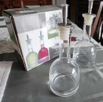 Moda Concept - Oil & Vinegar 2pc Set - Never Used 8 1/2" Height