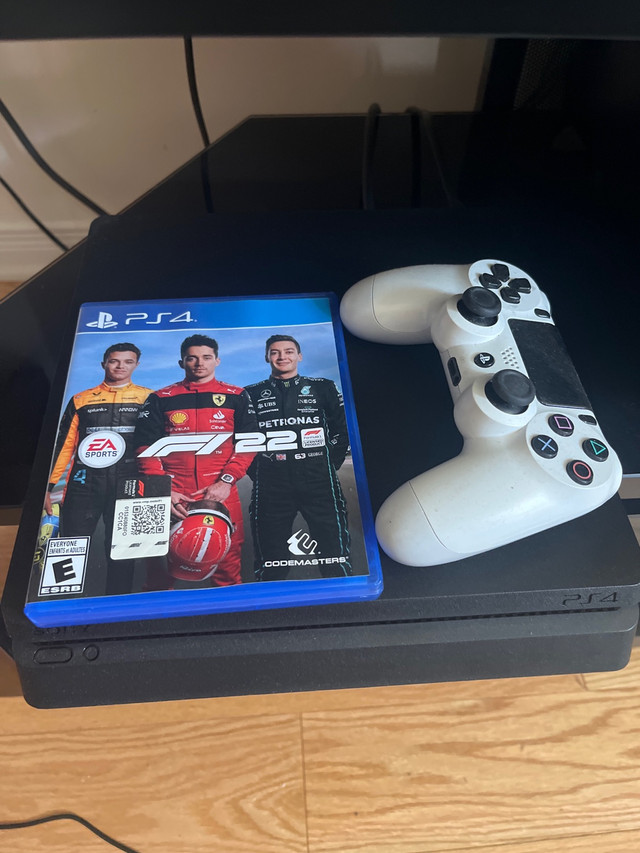 PS4 Like new with f1 game dans Sony PlayStation 4  à Ouest de l’Île