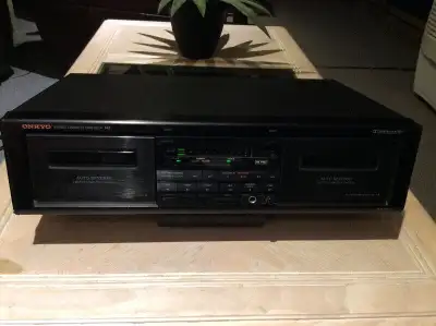 Lecteur cassette double ONKYO modèle TA-RW313 fabriqué au Japon en 1993. En très bonne condition, le...