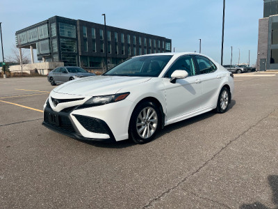 2022 TOYOTA CAMRY SE - CLEAN CARFAX - LOW KMS!