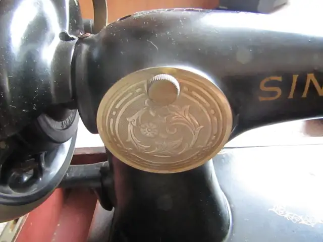 Vintage Singer Sewing Machine - 1949 in Arts & Collectibles in City of Toronto - Image 11