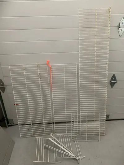 Étagères en métal le tout $10