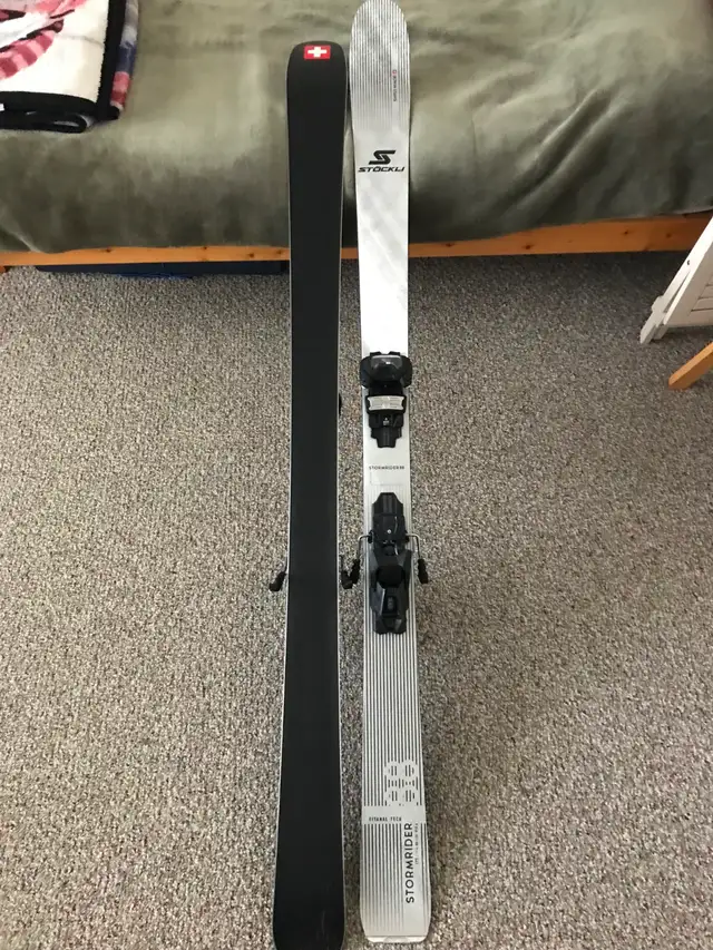 Alpine skis in Ski in Vernon - Image 2