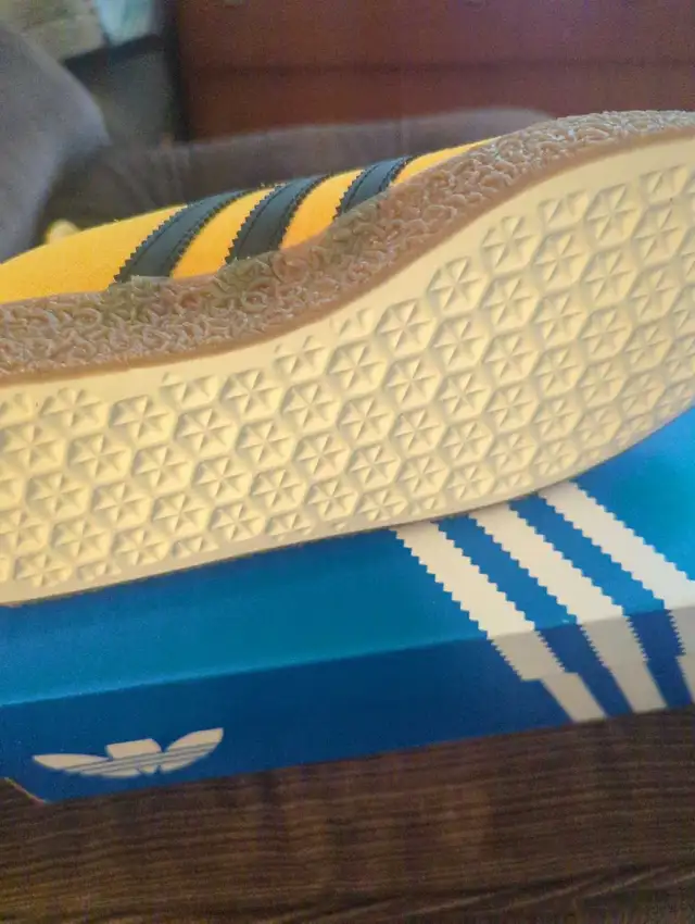 Neufs!!! Souliers Adidas édition rétro Montréal 6.5 homme in Men's Shoes in City of Montréal - Image 5