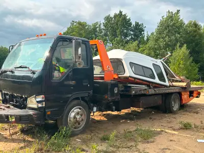 remorqueuse défectueuse à vendre pour la plate-forme ou pour pièces faite une offre dois partir