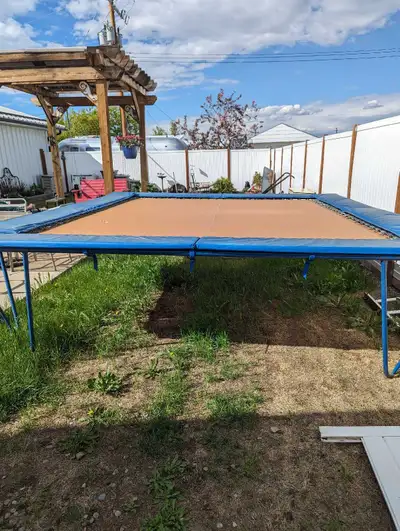 Excellent condition lots of bounce and made in Canada. Mat size 9 1/2 long and 7 1/2 wide.