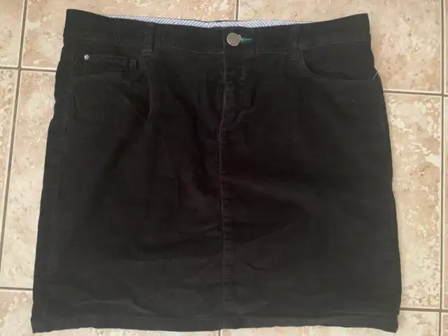 Tommy Hilfiger Corduroy Skirt in Women's - Dresses & Skirts in Oshawa / Durham Region - Image 2