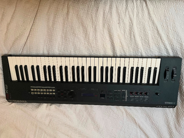 Yamaha MX61 Keyboard in Pianos & Keyboards in Edmonton