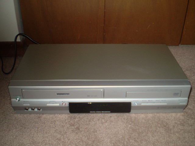 TOSHIBA STEREO VCR/VHS and DVD/CD COMBO PLAYER SD-V394 in Video & TV Accessories in Thunder Bay - Image 2