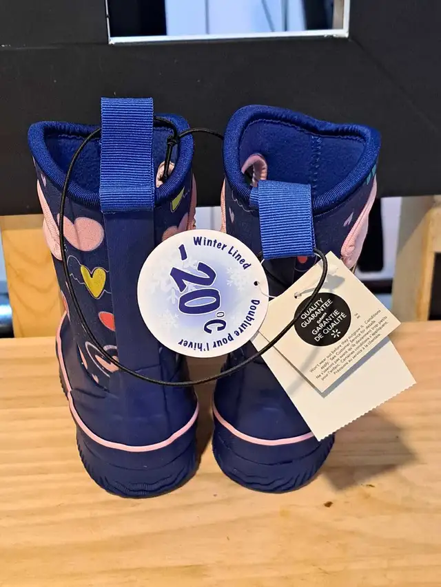 New Baby/Toddler Girls "Hearts" Winter Lined Boots; Size 6  in Kids & Youth in Calgary - Image 4