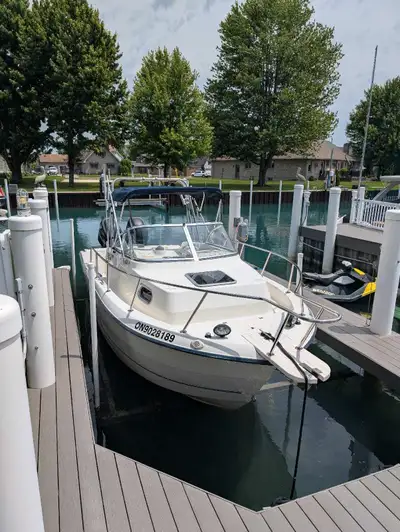 2006 hull 2014 twin mercury veradoo 150hp 1776 hrs on both All composite construction Alluminium tan...
