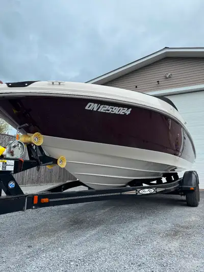This beautifully styled 2008 Sea Ray 210 Select sterndrive powerboat measures 21 feet long with its...