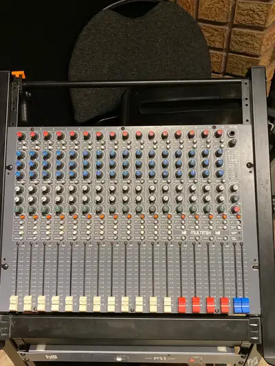 Comes with rack unit on casters and PSU + AC Cable. Channel 2 doesn’t work.