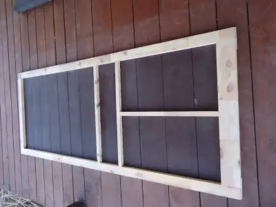 17 portes moustiquaires neuves en pin, TBAR, 33 x81 po, possibilité d'en acheter individuellement. A...