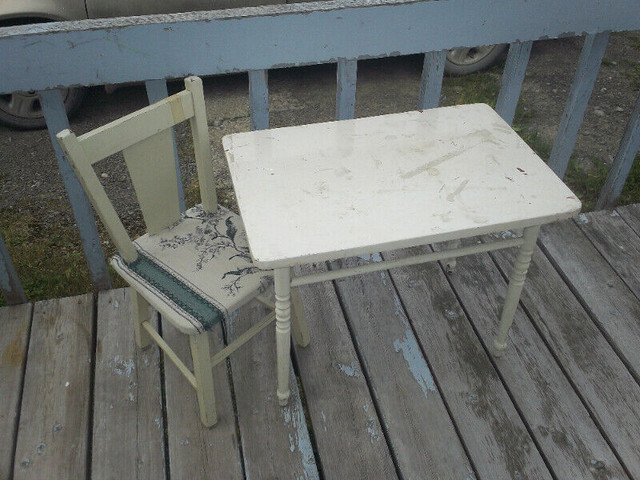 petite table avec sa chaise pour enfant en bois mesure 23 et dem dans Art et objets de collection  à Rimouski / Bas-St-Laurent