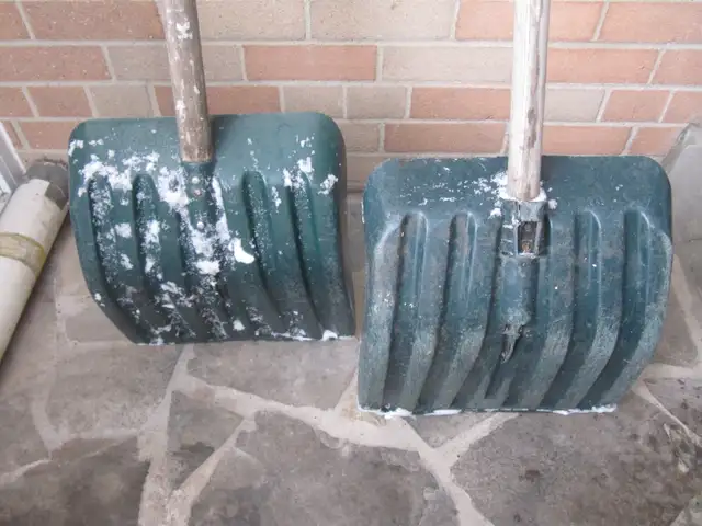 Yardworks 13 Inch Wide GreenPush Snow Shovels Two Piece Lot Used in Outdoor Tools & Storage in Mississauga / Peel Region - Image 5