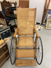 Antique Chaise roulante en bois