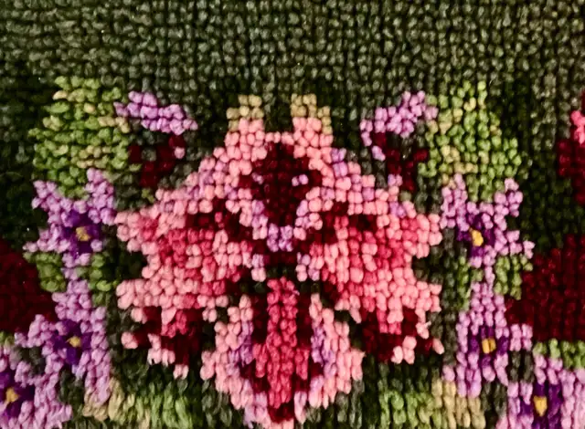 Vintage 1970 Magnifique tapis fabriqué à la main Motifs fleuris in Arts & Collectibles in Lévis - Image 4