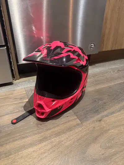 This is a Fox brand helmet, perfect for motocross or other extreme sports. It's in good condition, r...