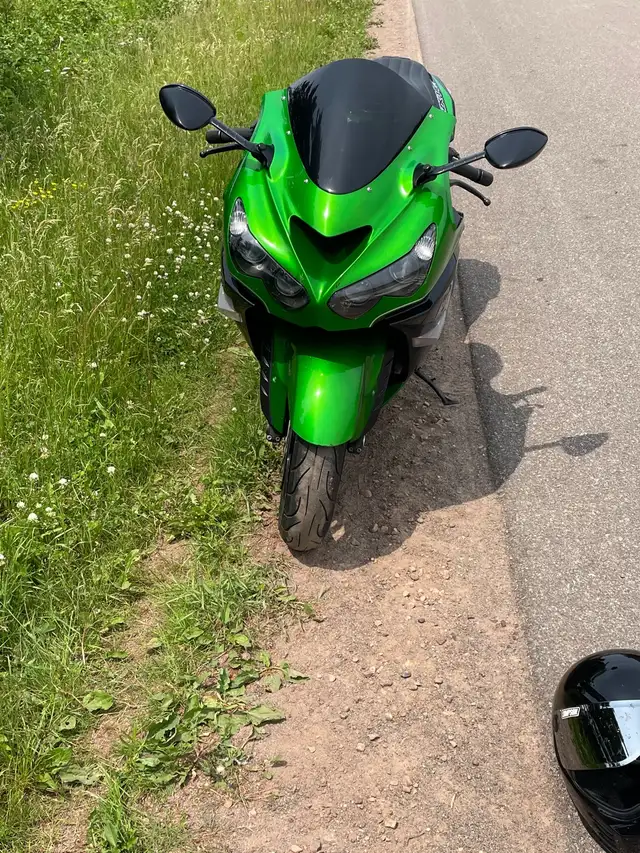  2016 Kawasaki ninja ZX 1400 R special edition in Sport Bikes in Charlottetown - Image 8
