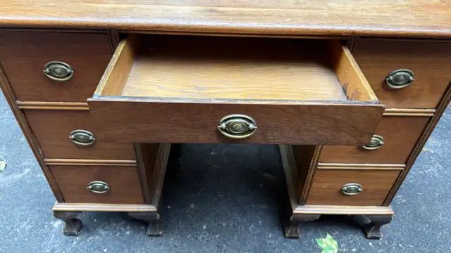  Vintage  Wood Executive Desk – 7 Drawers  in Desks in City of Toronto - Image 4