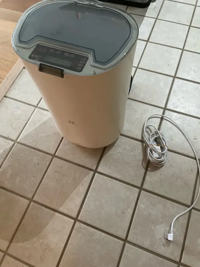 Automatic pet feeder -wopet in Other in City of Toronto - Image 7