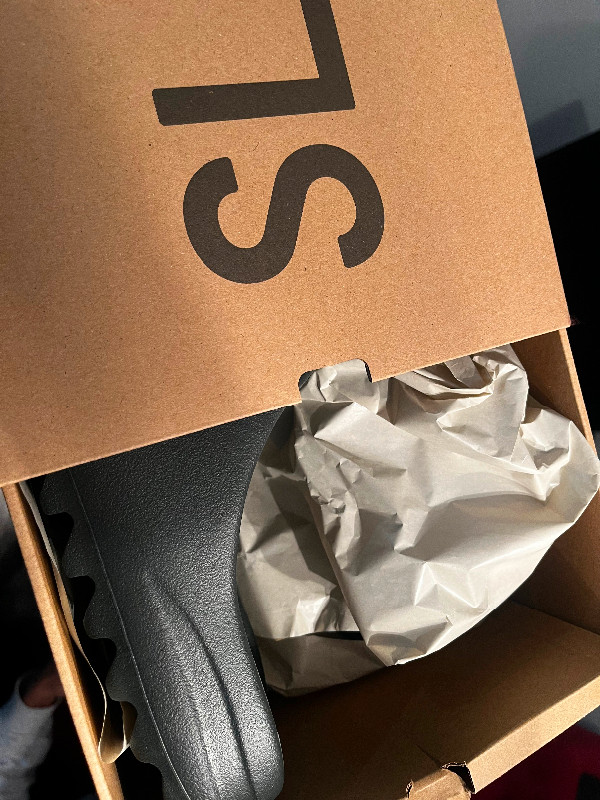 Dark onyx Yeezy slides size 13, unused with receipt in Men's Shoes in Mississauga / Peel Region - Image 3