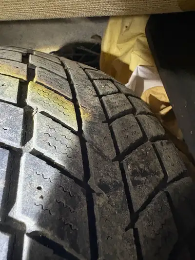 225-70-16 pneus hiver hankook Situé près de st jean port joli Tourville . Alain 418-359-1300