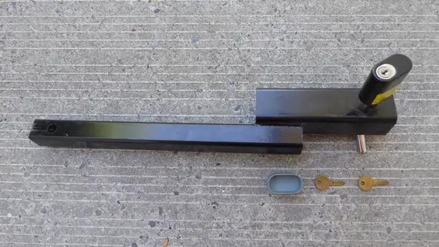 1-1/4" - 2" Receiver extension drawbar with key and lock