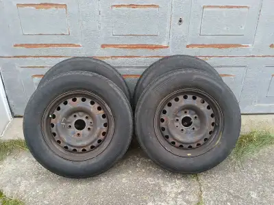 4 all season, Pirelli 225-65R16. Came out of grand caravan. Still lots of life on them.