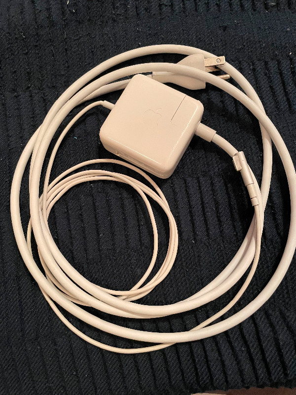 Apple 45W MagSafe Power Adapter for MacBook Air dans Accessoires pour portables  à Ville de Montréal
