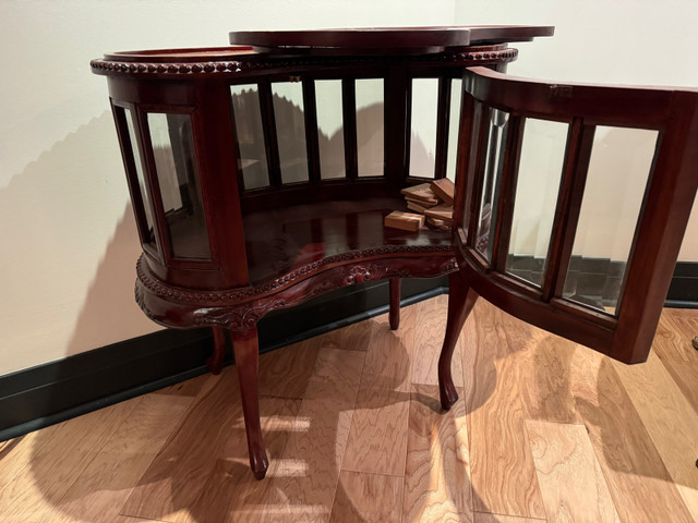 Kidney-shaped side table in Coffee Tables in City of Toronto - Image 3