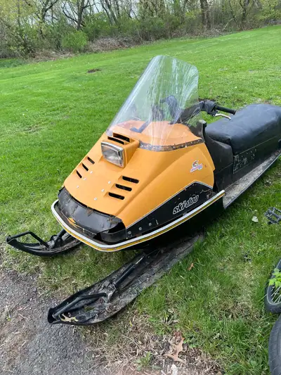 Je vends une motoneige Skidoo Olympique 340 de 1976. Elle démarre et fonctionne.