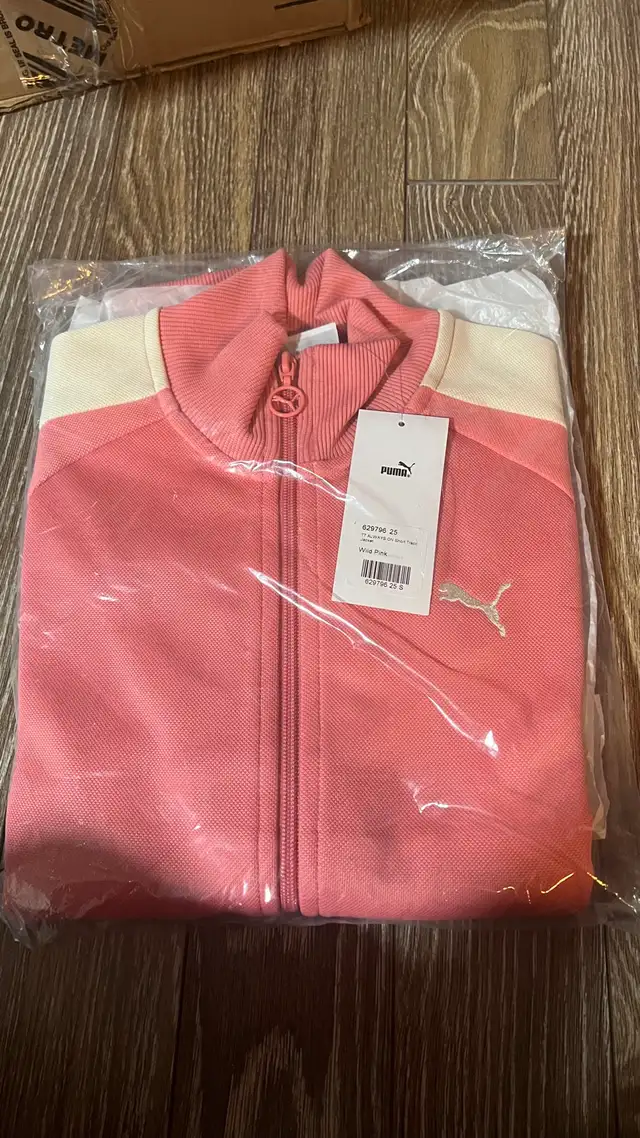 Puma T7 Track Jacket in Women's - Tops & Outerwear in City of Montréal - Image 3