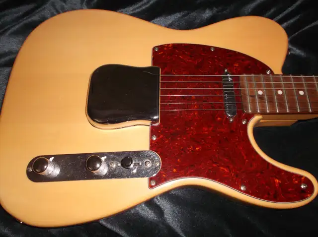 Guitare électrique Vintage in Guitars in Sherbrooke - Image 2