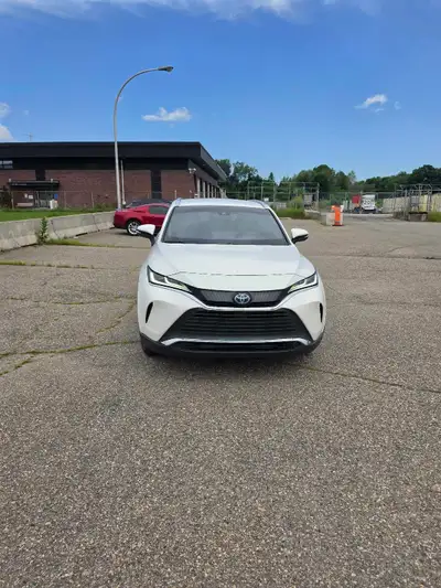 Voici un superbe Toyota Venza XLE 2021 hybride, un VUS élégant et polyvalent qui allie performance é...
